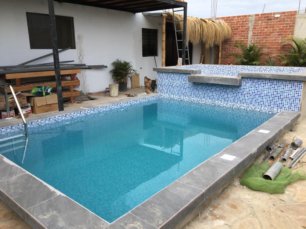Piscina con efecto cascada